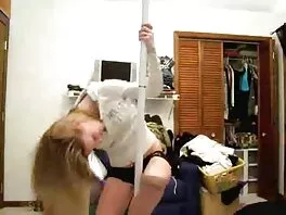 La video per adulti gratuiti piccola ragazza bruna Hannah Hartman adora ingoiare un grosso cazzo succoso.