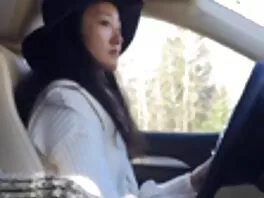 Piccante ragazza latina sta facendo un pompino dopo aver lavato l'auto del ragazzo film porno gratis per adulti