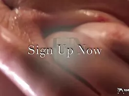 Video film per adulti da vedere gratis di masturbazione del minx dai seni piccoli con i tatuaggi