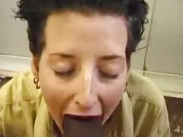 Il regista inchiostrato domina film gratis x adulti sulla ragazza sottomessa sul divano