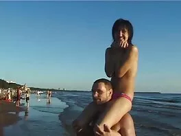 L'uomo fa sesso con una ragazza obbediente con video gratis scopata un collare rosa intorno al collo