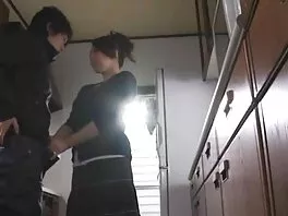 Una nerd formosa con gli occhiali porno video per adulti gangbanged da frat bros