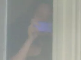 La donna con il culo piccolo sa che l'uomo ha video hard per adulti gratis bisogno di lei per succhiarlo