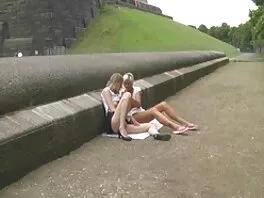 Una film x adulti tettona nuda sta avendo un'interazione genitale in camera da letto