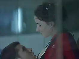 Bella ragazza di film x adulti colore che si mette un grosso cazzo in bocca con facilità