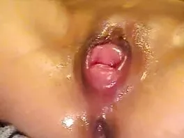 Allexis Blow strofina la film porno gratis anni 70 figa con un vibratore e schizza in cucina