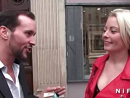 La bionda film hard per adulti dai capelli corti ama imbavagliare il fratellastro