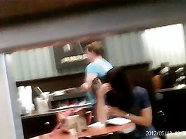 La casalinga video hard per adulti Alana Cruise si masturba dopo che l'eccitazione la riempie