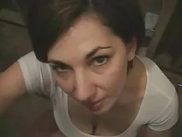 Ragazza bruna mostra il suo corpo fantastico e viene sbattuta forte