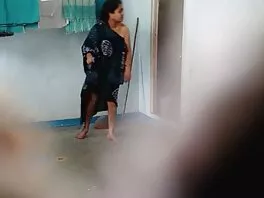 Amore troia dal seno piccolo soddisfatto con il film hard per adulti gratis grosso cazzo del compagno di classe