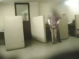 Un ragazzo rilassato video hard per adulti filma in una relazione POV con una ragazza affascinante