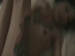 Ragazza bruna si sditalina film porno gratis per adulti sulle lenzuola bianche e fa un pompino