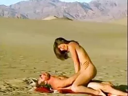 Il regista analizza bene una bionda di bell'aspetto con il video per adulti xxx culo rotondo