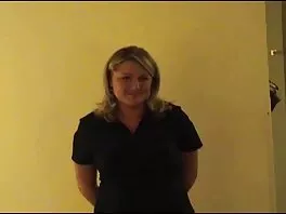 La piccola Moka Mora ottiene il suo video hard per adulti ano stretto allungato correttamente