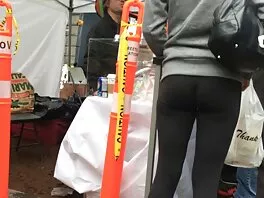 Gli amanti si godono una dolce scopata pomeridiana film hard per adulti all'aperto nel loro giardino sul retro