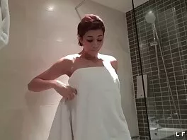 La ragazza conforta l'amica con i capelli rossi grazie al sesso lesbo a film porno per adulti letto
