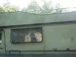 L'uomo dà un passaggio alla calda hostess e lei paga con la bocca
