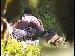 Piccola bionda con belle tette cavalca l'uccello del suo uomo sul film per adulti amatoriali divano