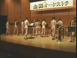 L'amore con le tette piccole film x adulti non si spoglia durante una scopata hardcore