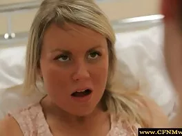 Il ragazzo video hard per adulti snello impala attivamente una bruna sottomessa sul letto