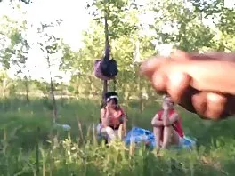 Tre tizi usano una giovane ragazza come una troia da quattro soldi video amatoriali per adulti in una scena di gangbang