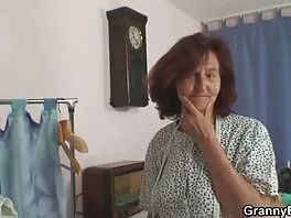 La giovane babysitter viene sbattuta dai film hard per adulti gratis suoi datori di lavoro