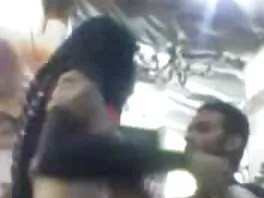 La donna sposata gode di un grosso pene nero di fronte al video amatoriali per adulti cornuto nerd