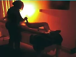 Una MILF dall'aspetto snello si prende cura di due gentiluomini film x adulti rigidi