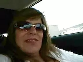 Un'affettuosa coppia lesbica gioca siti erotici gratis in piscina durante la calda estate.