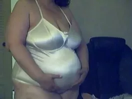 Rossa sottomessa si fa giocherellare il culo e succhia un grosso film porno per adulti cazzo