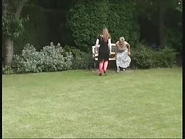 Una matura video amatoriali x adulti dai capelli corti indossa calze nere e si diverte un po'