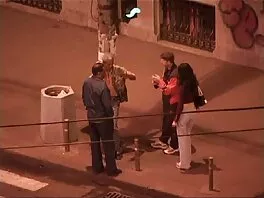 Un amico insistente convince la bellezza film erotici per adulti dalle gambe lunghe a succhiargli il cazzo