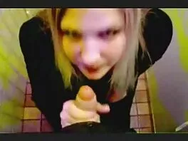 Due ragazze leccano mentre un film porno per adulti tizio le scopa